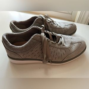 UGG Victoria Gray Suede Sneaker, Size 8